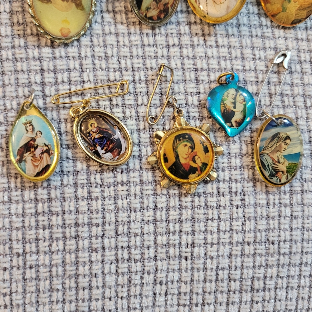 Religius Cristal cross, pins, and more. - Picture 2 of 9
